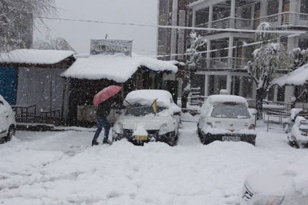 Himachal Pradesh grapples with extreme snowfall and rain, leading to disruption and challenges